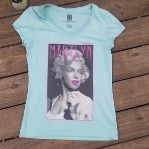 Red carpet noir Marilyn Monroe graphic tee